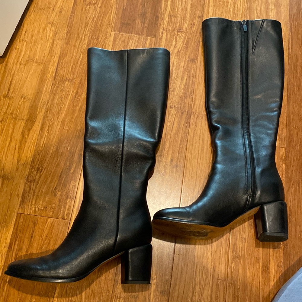 Like new Vince Vero Cuoio black leather boots